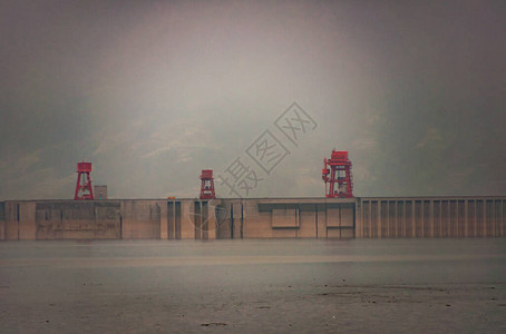 YangtzeRiver清晨在水雾和烟雾覆盖的堤坝上对河图片