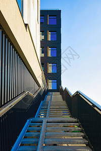 现代居民住宅大楼入口附近的楼梯图片
