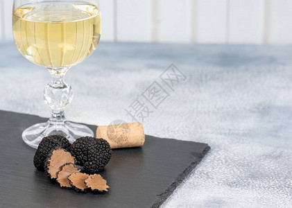 黑色松露和黑石本底白葡萄酒切片图片