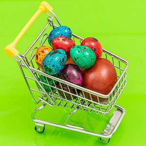 一辆装满复活节鸡蛋的购物车图片