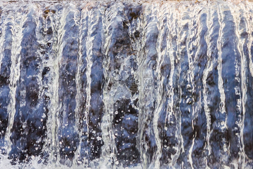 水流水晶透明的溪流在喷雾一滴高清图片下载-正版图片503920309-摄图网
