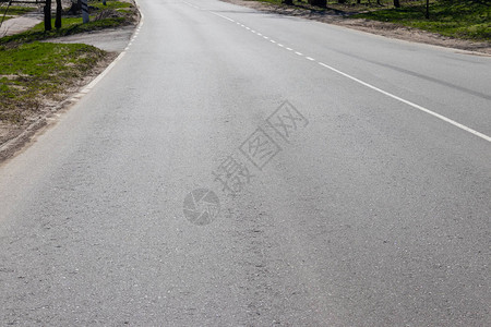 道路指示标空旷的柏油路面特写镜头背景