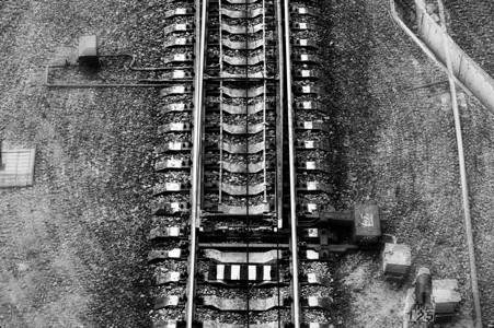 在灰度铁路上的速度和悬浮铁路抽象的单色背景图片