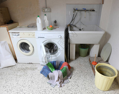 儿童机构洗衣区的两台洗衣机和一个水槽图片