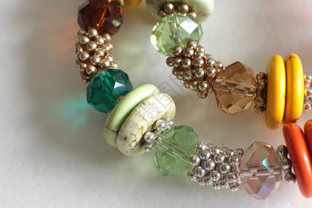 五彩水晶和闪发光的宝石项链的宏观视图图片