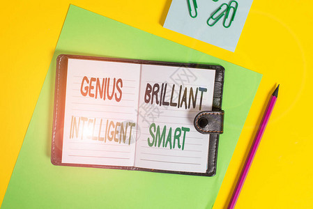概念手写显示GeniusBrilliantIntelligentSmart概念意义聪明亮的知识智能锁定日记条纹表夹记背景图片