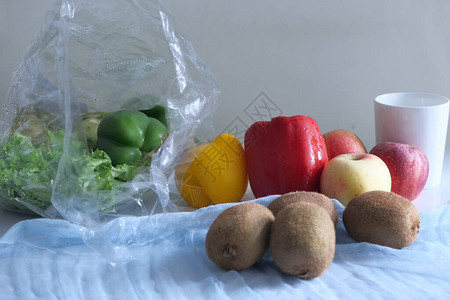 厨房桌上的新鲜蔬菜图片