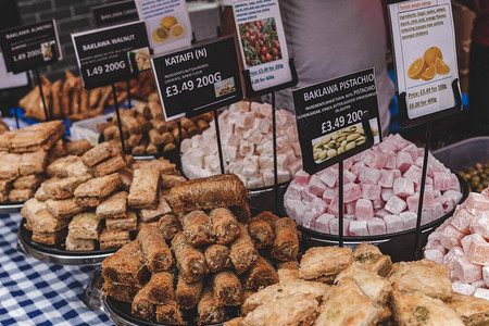 在伦敦街头市场一个摊位上出售的中东糕点图片素材