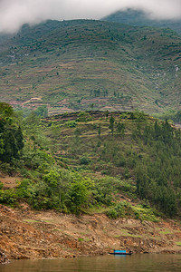 龙门花甲大宁河上的龙门峡谷陡峭的绿色山上的绿色梯田农业地块的宽幅肖像背景