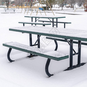 照片来自广场雪地野餐桌和长椅图片