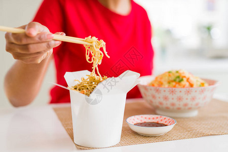 近身的年轻女子吃面条从送图片