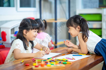 学龄前儿童女孩绘画和着色图片