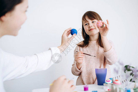 复活节快乐的概念准备复活节庆祝的家庭用女手和女孩画鸡蛋的艺图片