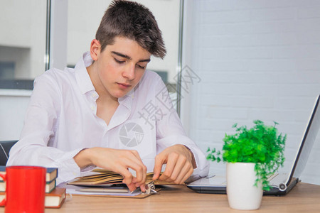 书桌上的青少年学生图片