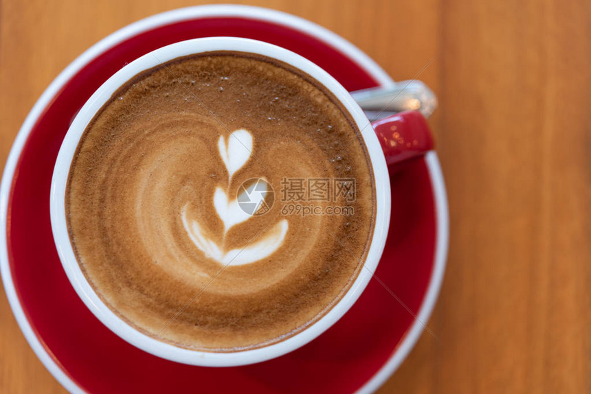 热咖啡杯加拿铁艺术红杯装在木图片