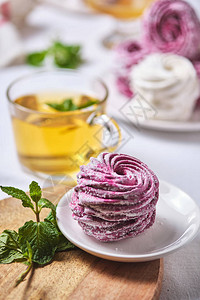 蜂蜜薄荷和自制浆果和风凉茶在亚麻桌布上享用美味健康的早餐草图片