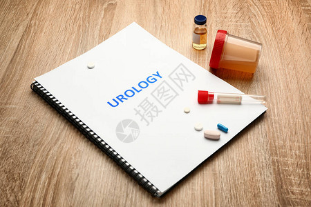 木制背景的文本UROLOGY药品和尿图片