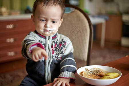 没有胃口里的淘气宝蹒跚学步的孩子不想吃东西健康食品图片
