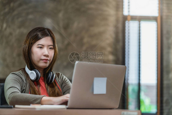 亚洲女商人使用科技笔记本电脑图片