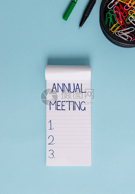 文字书写文本年会商业照片展示组织普通会员年度会议笔记本和在柔和背景上带有鼠图片