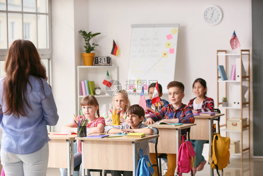 在语言学校上课的幼图片