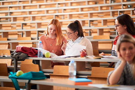 在大学教育中学习的年轻女学生人图片