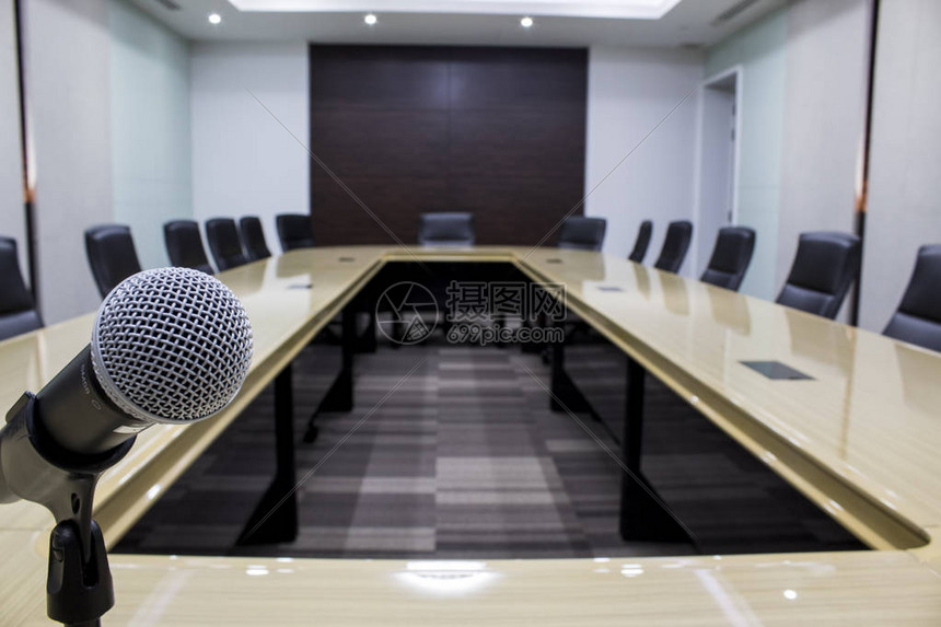 麦克风和带黑色椅子的现代桌会议室大公司的豪华会议室现代住宅会议室设计与高清图片下载-正版图片503935277-摄图网