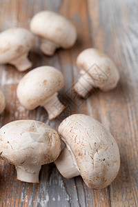 浅色木桌上的蘑菇堆市场目录的特写照片背景图片