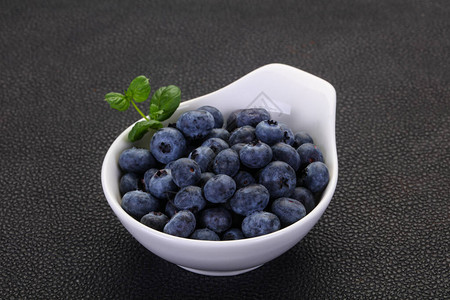 碗里甜美可口的蓝莓图片