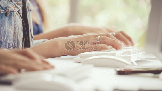 女商人手打字和在办公桌上的台式电脑上工作的特写镜头商务沟通和图片