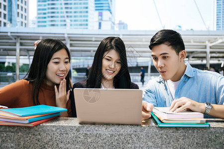 一群学生一起在大学习笔记本电脑研究图片