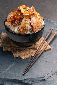 米饭日式混合小米配上烤猪肉图片