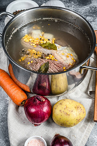 厨房桌上的蔬菜烹饪原料和香料图片