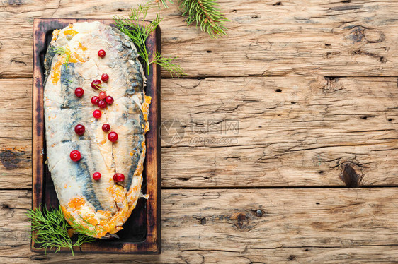 鱼卷鱼肉加蔬菜面包盘或圣诞食物图片
