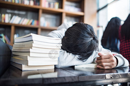 睡着胡须的年轻男学生躺在图片