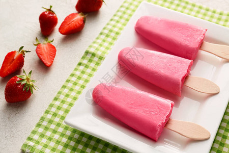 桌上有美味草莓冰淇淋的盘子图片