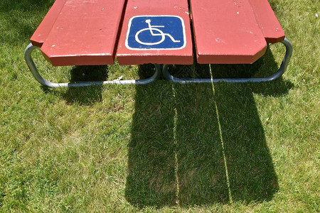 户外野餐桌的尽头为残疾人提供无图片