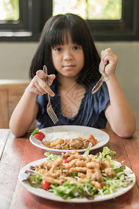 儿童食欲概念与快乐的亚洲女学生一起享用早餐午餐或晚餐的美味营养餐图片