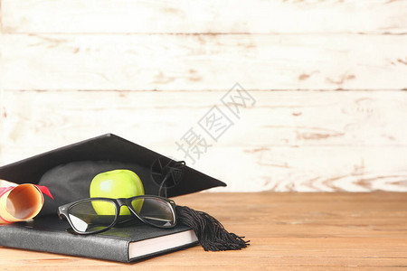 毕业帽子书籍苹果图片
