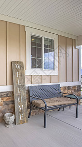 垂直房屋外侧有门廊和玻璃面板的木制前门图片