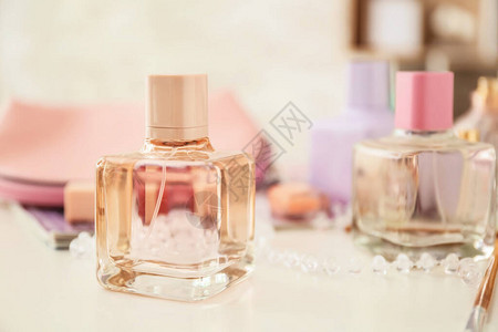 桌上的香水和化妆品图片