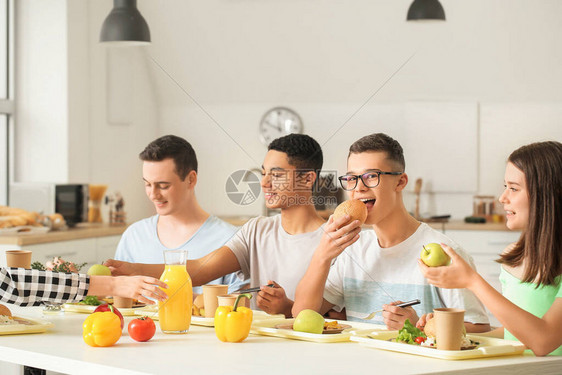 学生在学校食堂吃午饭图片