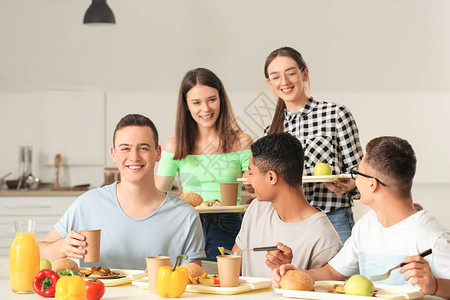 学生在学校食堂吃午饭图片