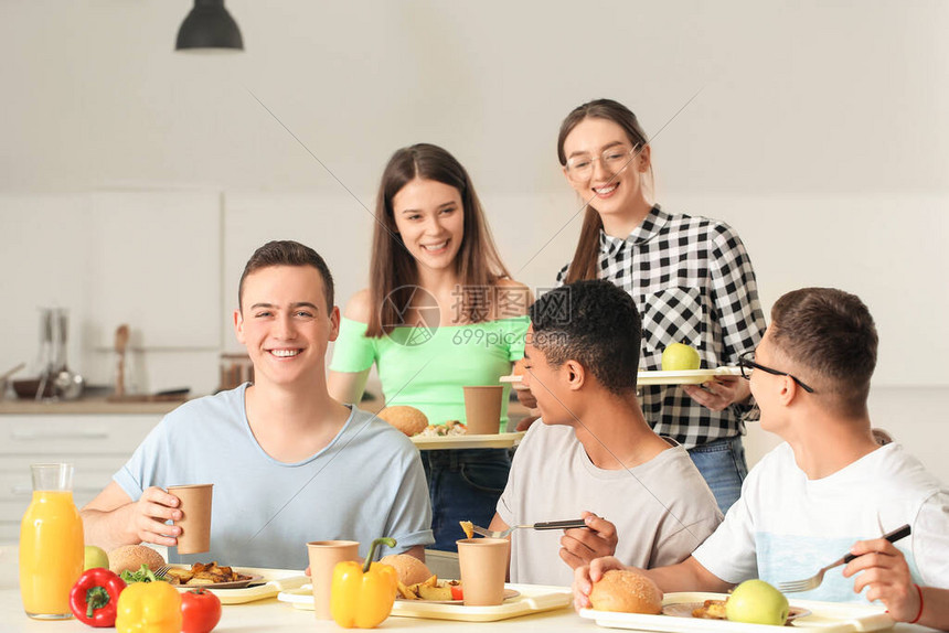 学生在学校食堂吃午饭图片