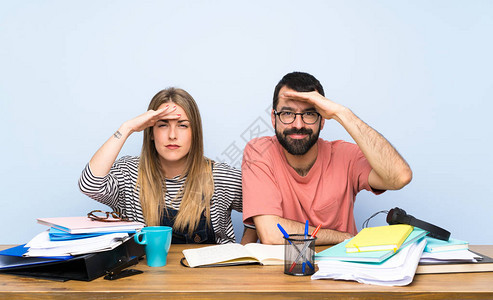 有很多书本的学生手牵远望图片