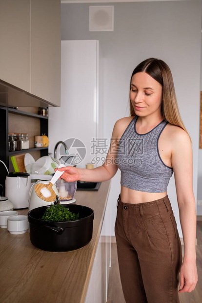 在现代厨房用蔬菜维他命和自食其力烹饪健康食图片