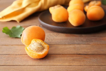 木桌上美味的成熟杏子背景图片