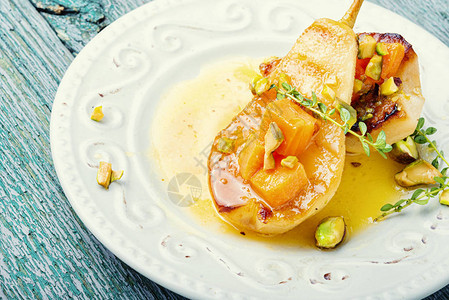 酿梨南瓜和开心果烤梨秋天的食物图片