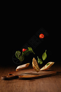 面包和沙拉叶西红柿在木图片