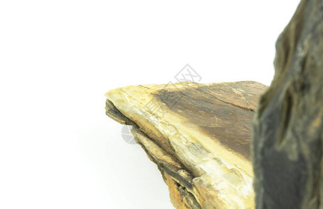 岩石前方模糊了一个白色背景的石器产品显示背景图片